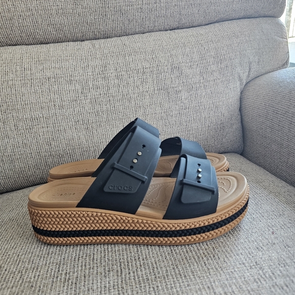 Crocs Women's Brooklyn Buckle Wrap Platform Sandal - Picture 5 of 7